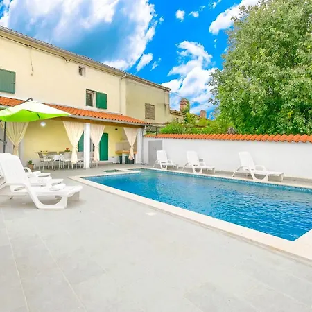 Holiday Olga With Pool &pet Friendly Pola